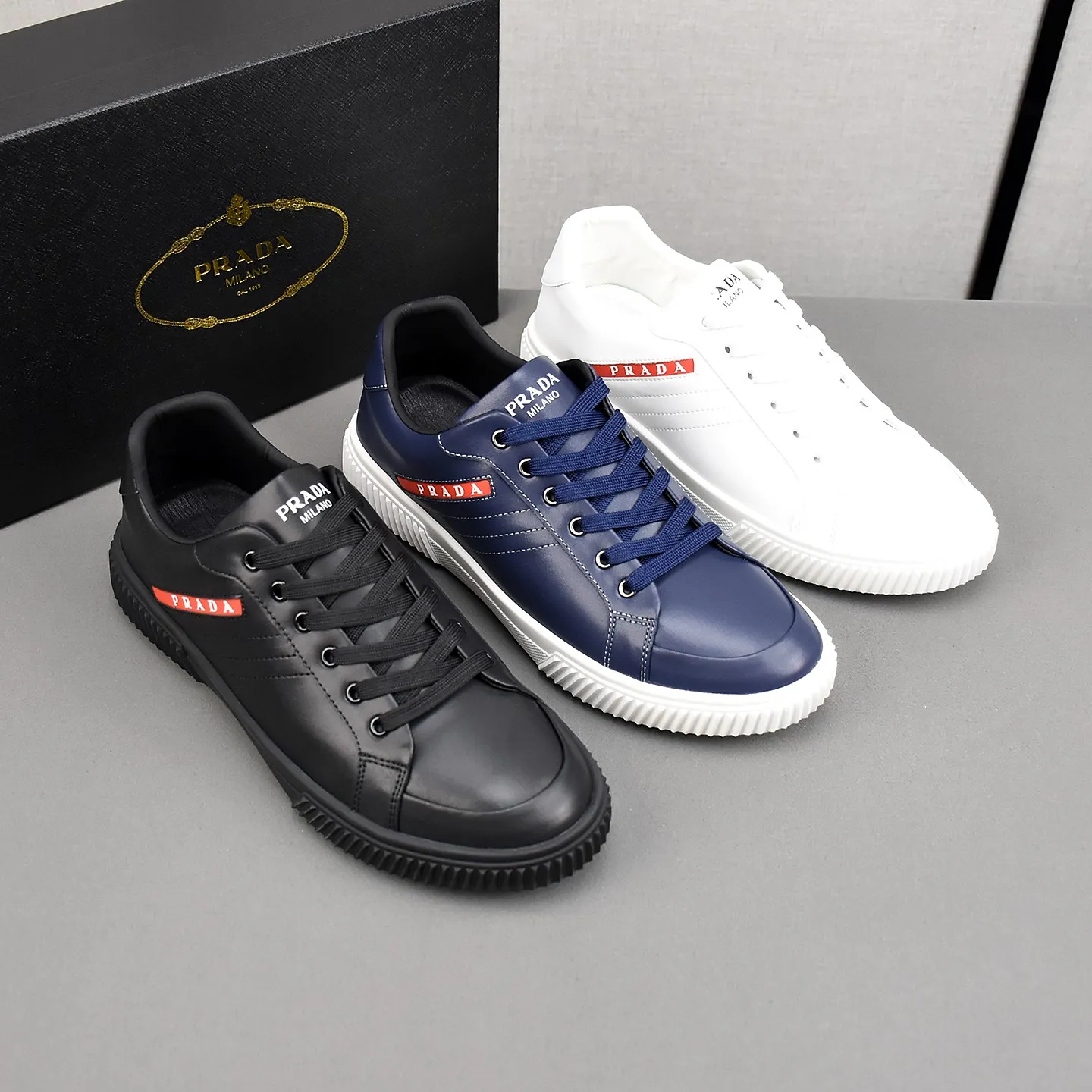 PP420👟👟👟Prada set off the audience! Prada, an international brand that is constantly innovating, this men's casual shoe, the original version, made of cowhide leather at a ratio of one to one at the store, with leather feet and rubber non-slip outsole, breathable and comfortable, quality speaks for itself👄38-44